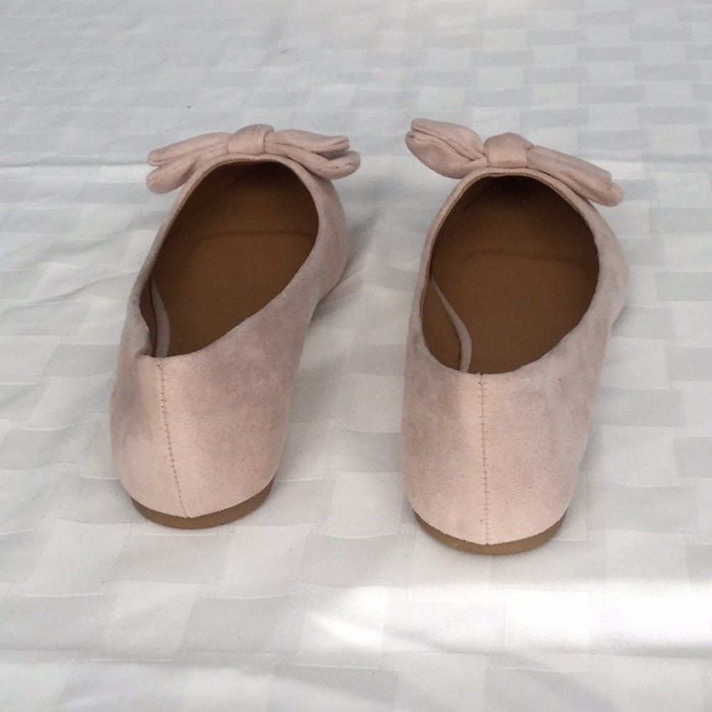 Only 2 sizes left. This is cutest shoe ever. - Picture 3 of 3